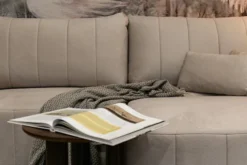 Kanapa rozkładana do narożnika Pierra z pojemnikiem kremowa velvet hydrofobowa