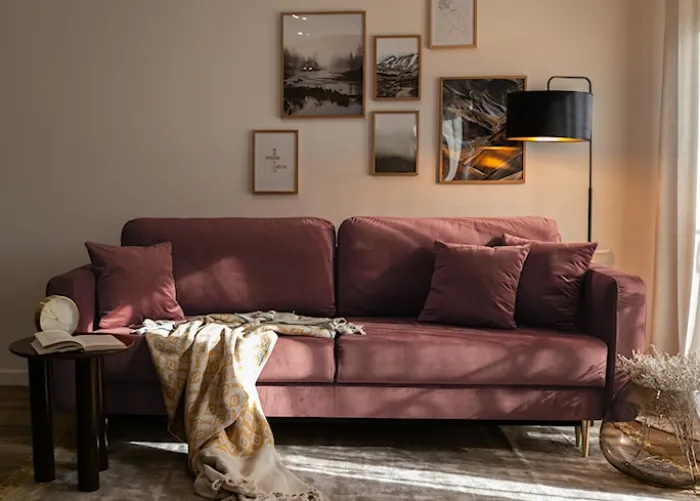 Kanapa rozkładana trzyosobowa Valico różowa velvet hydrofobowy