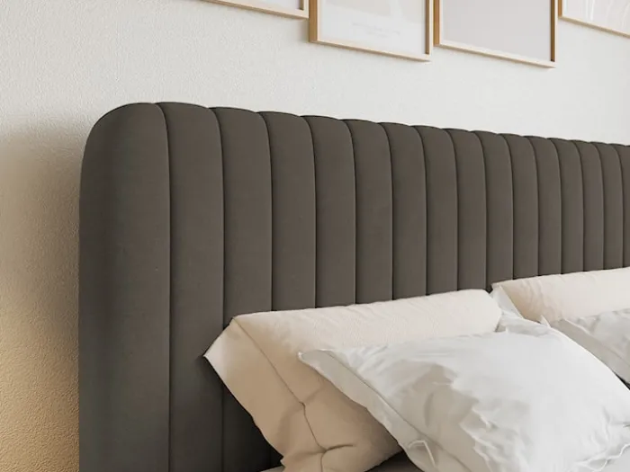 Łóżko kontynentalne 140x200 cm Saliano z pojemnikami i topperem brązowe welur