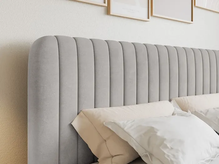 Łóżko kontynentalne 180x200 cm Saliano z pojemnikami i topperem szarobeżowe welur