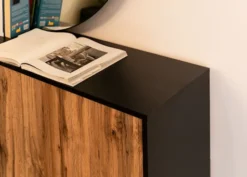 Komoda Bello z lamelowymi frontami 154 cm czarna/dąb wotan