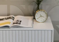 Komoda Bello z trzema szufladami 79 cm Biała ze złotymi nogami