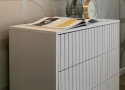 Komoda Bello z trzema szufladami 79 cm Biała ze złotymi nogami