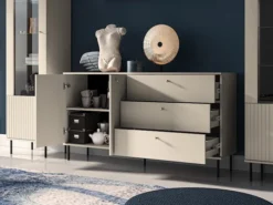 Komoda dwudrzwiowa Caletto z trzema szufladami 160 cm ozdobne lamele beżowa