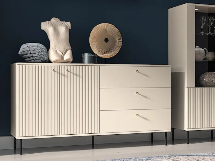 Komoda dwudrzwiowa Caletto z trzema szufladami 160 cm ozdobne lamele beżowa