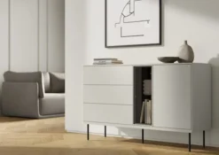 Komoda dwudrzwiowa Epiro z trzema szufladami i oświetleniem 134 cm szary beż / dąb ciemny