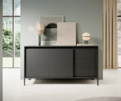 Komoda dwudrzwiowa Falsetto z ryflowanymi frontami i trzema szufladami 154 cm czarna