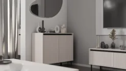 Komoda dwudrzwiowa Osaka z ryflowanymi frontami 100 cm beż piaskowy na czarnych nogach