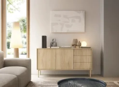 Komoda dwudrzwiowa Tavo z ryflowanym frontem i trzema szufladami 153 cm dąb cremona