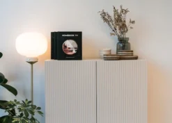 Komoda dwudrzwiowa Veldio z frezowanym frontem 90 cm Szary beż ze złotymi nogami