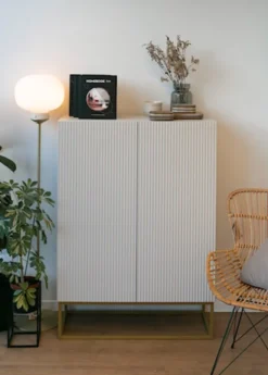 Komoda dwudrzwiowa Veldio z frezowanym frontem 90 cm Szary beż ze złotymi nogami