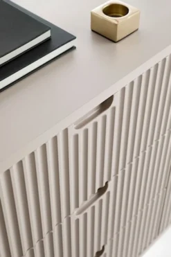 Komoda dwudrzwiowa Zova z trzema szufladami i lamelowymi frontami 168 cm Szarobeżowa ze złotymi nogami