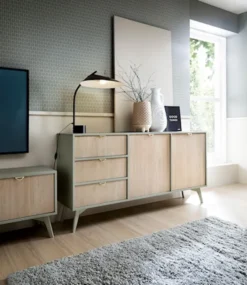 Komoda Favoria dwudrzwiowa z szufladami 158 cm eukaliptus/jodełka scandi ze złotymi uchwytami