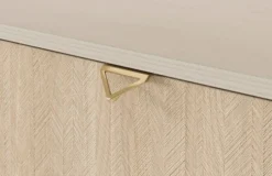 Komoda Favoria jednodrzwiowa z szufladami 106 cm beżowa/jodełka scandi ze złotymi uchwytami