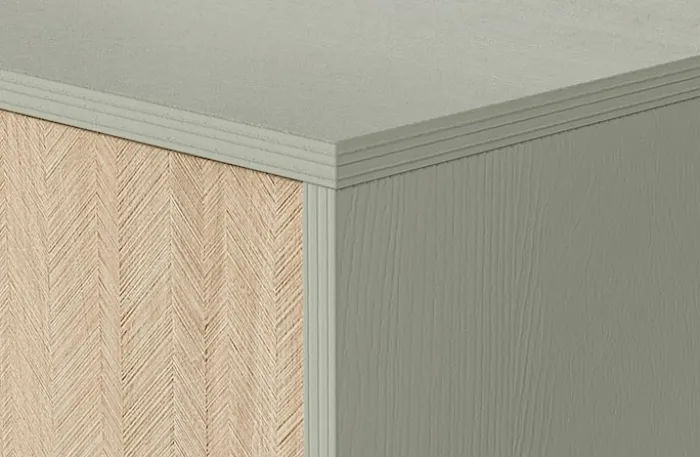Komoda Favoria jednodrzwiowa z szufladami 106 cm eukaliptus/jodełka scandi ze złotymi uchwytami