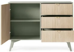 Komoda Favoria jednodrzwiowa z szufladami 106 cm eukaliptus/jodełka scandi ze złotymi uchwytami