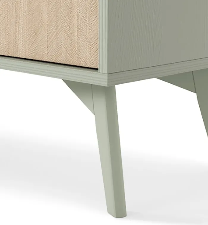 Komoda Favoria jednodrzwiowa z szufladami 106 cm eukaliptus/jodełka scandi ze złotymi uchwytami