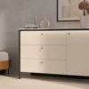Komoda jednodrzwiowa Enna z trzema szufladami i oświetleniem LED 136 cm beż piaskowy/czarna