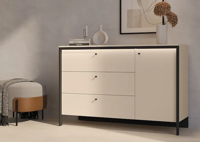 Komoda jednodrzwiowa Enna z trzema szufladami i oświetleniem LED 136 cm beż piaskowy/czarna