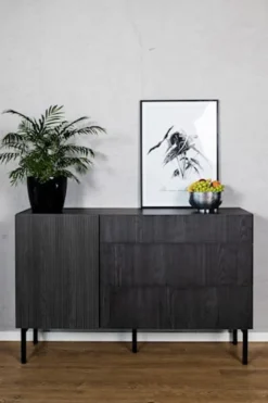 Komoda jednodrzwiowa Nolie z trzema szufladami 140 cm Jesion Portland Czarny
