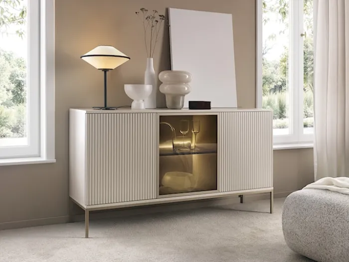 Komoda Tosena trzydrzwiowa z oświetleniem LED 154 cm Kaszmir