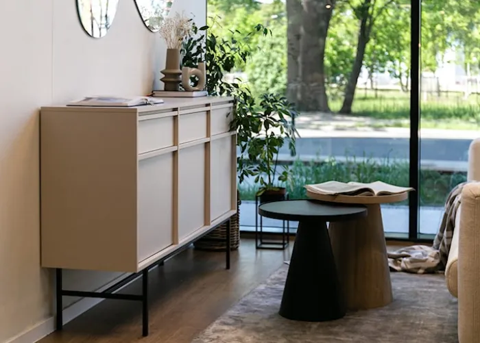 Komoda trzydrzwiowa Evo z szufladami i stelażem 154 cm Beż piaskowy