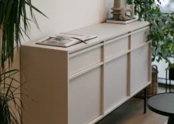 Komoda trzydrzwiowa Evo z szufladami i stelażem 154 cm Beż piaskowy