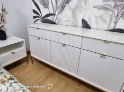 Komoda trzydrzwiowa Vellore 154 cm biała z ryflowanymi frontami i złotym stelażem