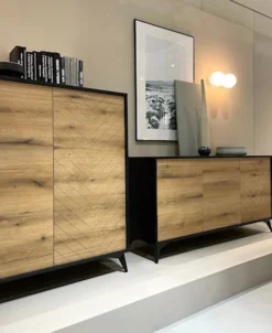 Komoda wysoka dwudrzwiowa Boulia 104 cm czarna/dąb Evoke jodełka