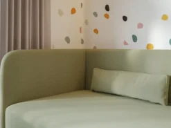 Łóżko młodzieżowe 90x200 cm Calmmo lewostronne z pojemnikiem oliwkowe szenil hydrofobowy