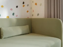Łóżko młodzieżowe 90x200 cm Calmmo prawostronne z pojemnikiem oliwkowe szenil hydrofobowy