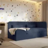 Łóżko młodzieżowe 90x200 cm Calmmo prawostronne z pojemnikiem granatowe szenil hydrofobowy