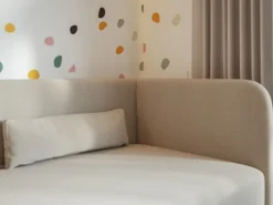 Łóżko młodzieżowe 90x200 cm Calmmo prawostronne z pojemnikiem jasnobeżowe szenil hydrofobowy