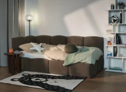 Łóżko młodzieżowe 90x200 cm Cloudy lewostronne z pojemnikiem i barierkami brązowe szenil