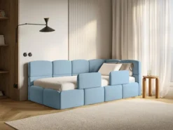 Łóżko młodzieżowe 90x200 cm Cloudy prawostronne z pojemnikiem i barierkami błękitne welur hydrofobowy łatwoczyszczący