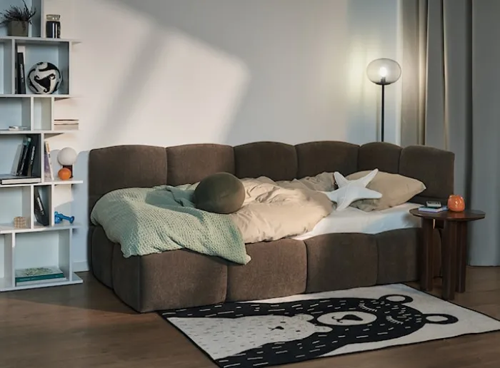 Łóżko młodzieżowe 90x200 cm Cloudy prawostronne z pojemnikiem i barierkami brązowe szenil