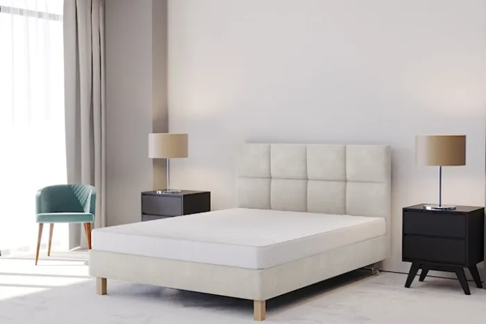 Łóżko tapicerowane 80x200 cm Donbay z wezglowiem panelowym i materacem kieszeniowym kremowe welur hydrofobowy