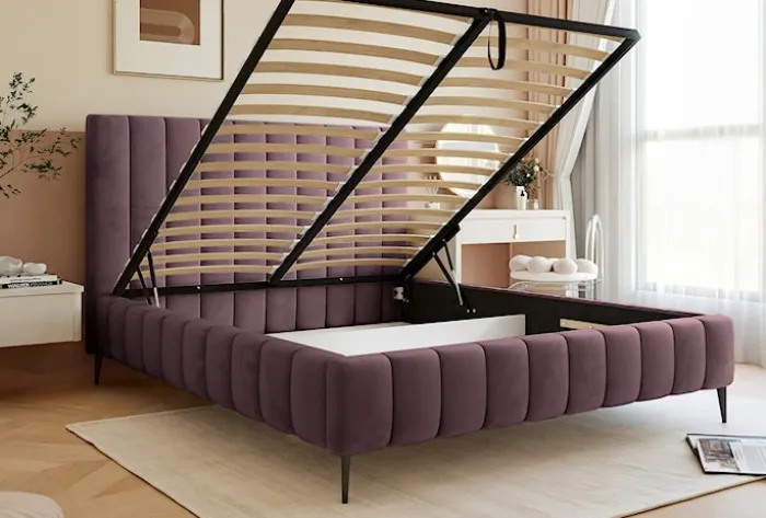 Łóżko tapicerowane 180x200 cm Fiarro z pojemnikiem na pościel fioletowe welur stelaż metalowy na wysokich nóżkach