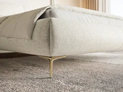 Łóżko tapicerowane 140x200 cm Ovalle z pojemnikiem stelaż metalowy jasnobeżowe plecionka hydrofobowa nóżki złote