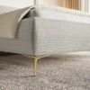 Łóżko tapicerowane 160x200 cm Roule Cord szarobeżowe sztruks nóżki złote