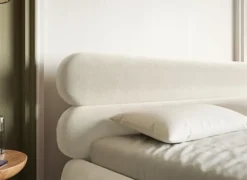 Łóżko tapicerowane 140x200 cm Roule z pojemnikiem stelaż metalowy kremowe welur hydrofobowy nóżki czarne