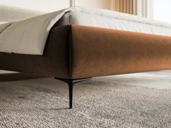 Łóżko tapicerowane 140x200 cm Roule z pojemnikiem stelaż metalowy miedziane welur hydrofobowy nóżki czarne
