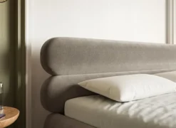 Łóżko tapicerowane 140x200 cm Roule z pojemnikiem stelaż metalowy szarobeżowe welur hydrofobowy nóżki złote