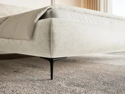 Łóżko tapicerowane 140x200 cm Roule z pojemnikiem stelaż metalowy szarobeżowe szenil nóżki czarne