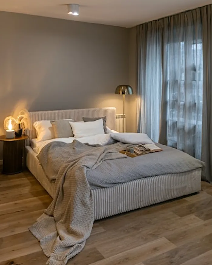 Łóżko tapicerowane 180x200 cm Tilio z pojemnikiem stelaż metalowy kremowe gruby sztruks
