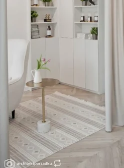 Okrągły stolik kawowy Prossan 41 cm metalowy w kolorze mosiądzu