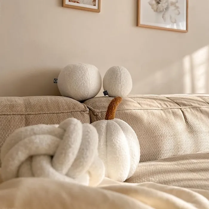 Poduszka dekoracyjna Soft Loop piłeczka 30 cm biała