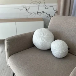 Poduszka dekoracyjna Soft Loop piłeczka 30 cm biała