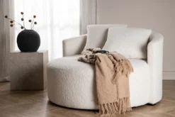 Sofa dwuosobowa Suppine biała w tkaninie boucle
