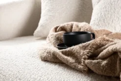 Sofa dwuosobowa Suppine biała w tkaninie boucle